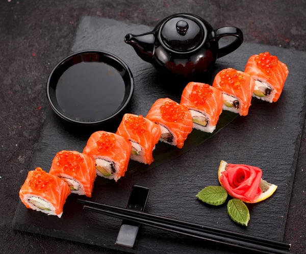 Japanska köket. Sushi rulle över konkreta bakgrund. — Stockfoto