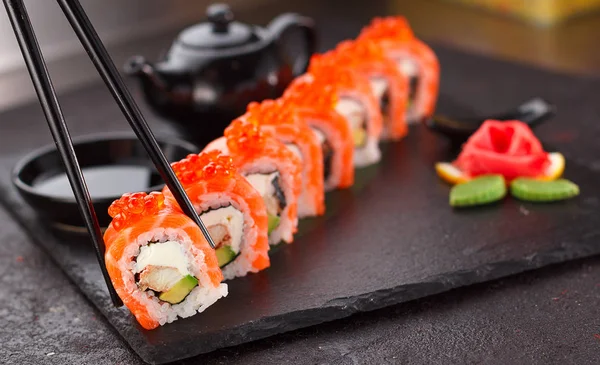 Masakan Jepang. Sushi gulung di atas latar belakang beton . — Stok Foto