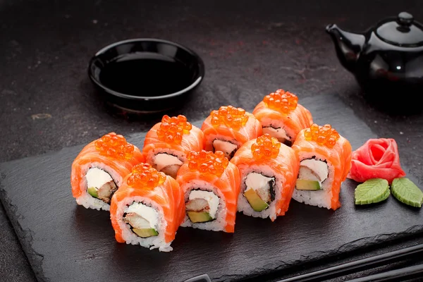 日本料理。寿司卷在具体背景. — 图库照片