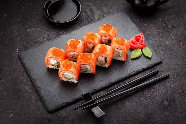 Japanska köket. Sushi rulle över konkreta bakgrund. — Stockfoto