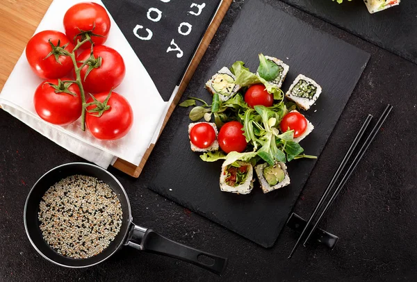 Rotolo di sushi vegetariano su un piatto di pietra e sfondo di cemento scuro — Foto Stock