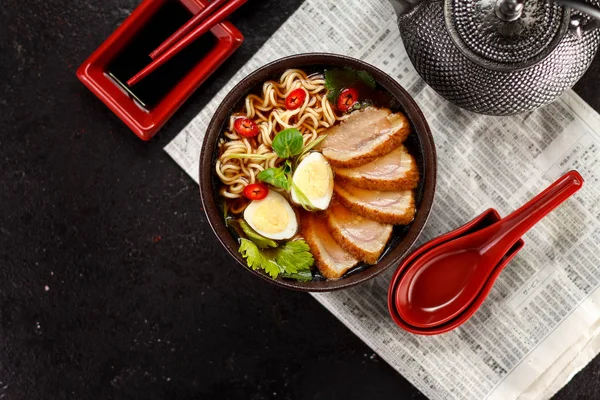 Sopa de ramen con carne de pato sobre fondo de hormigón oscuro — Foto de Stock