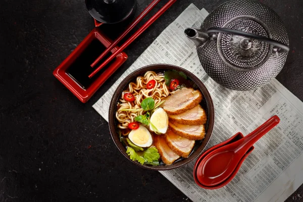 Zuppa di ramen con carne d'anatra su sfondo di cemento scuro — Foto Stock