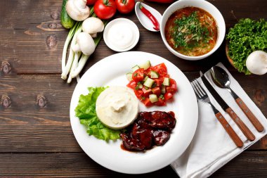 İş yemeği. Çorba ve ikinci çanak.