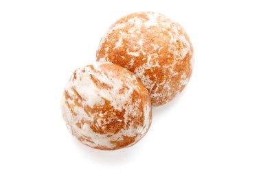 Beyaz arkaplanda izole edilmiş zencefilli ekmek.