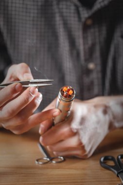 Vape. Vape barda bir adamla (shop) e-sigara tamir.