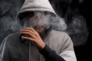 bir mod tutarak vaping adam.