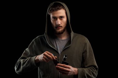 bir mod tutarak vaping adam.