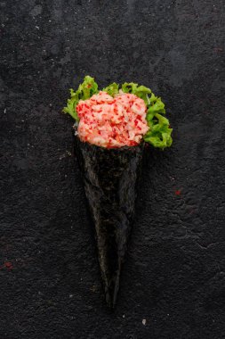 Kırmızı tobiko el yapımı suşi (temaki) taş plaka ile karides.