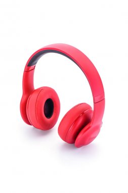 Beyaz arka plan üzerinde izole kırmızı bluetooth kulaklık
