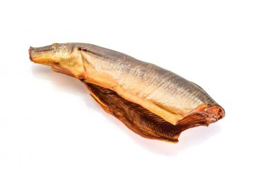 Beyaz arka planda izole edilmiş tütsülenmiş balık