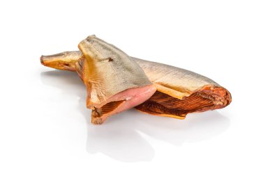 Beyaz arka planda izole edilmiş tütsülenmiş balık