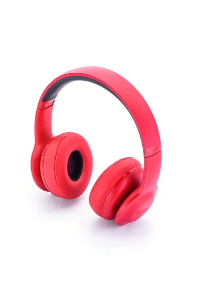 Piros bluetooth fülhallgató elszigetelt fehér background — Stock Fotó
