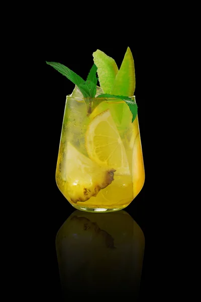 Tropisk cocktail över svart bakgrund — Stockfoto