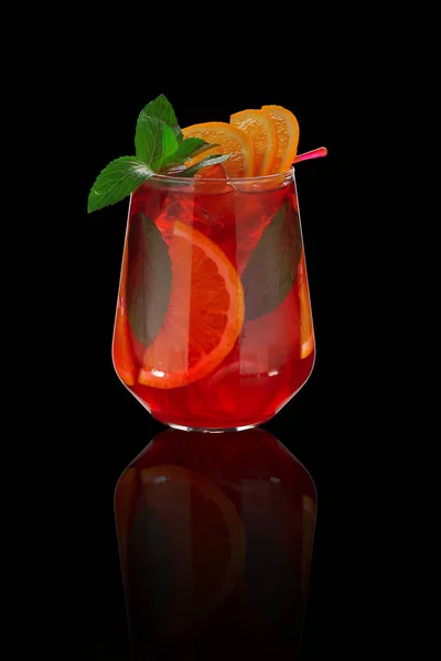 Cocktail tropicale su sfondo nero — Foto Stock