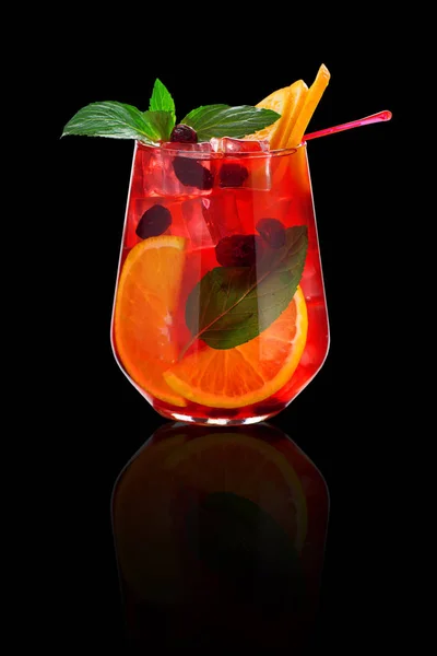 Cocktail tropicale su sfondo nero — Foto Stock