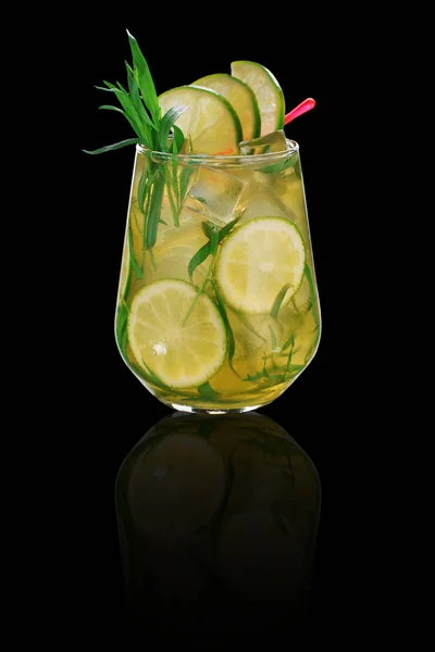 Cocktail tropical sur fond noir — Photo