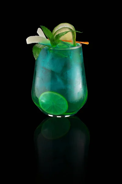 Tropisk cocktail över svart bakgrund — Stockfoto