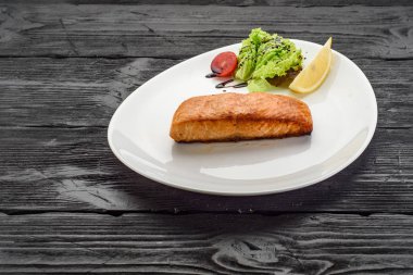 Koyu ahşap arka plan üzerinde ızgara balık fileto