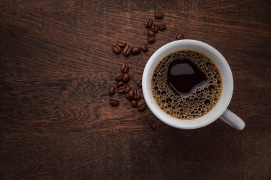 Tahta bir masada bir fincan kahve..