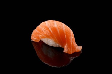 Japanse mutfağı. Suşi nigiri siyah bir tablo.