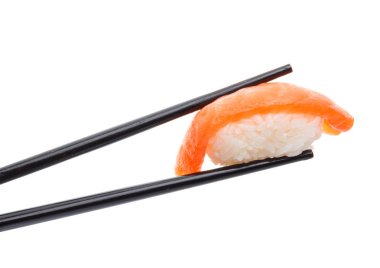 Japon mutfağı. Beyaz arka plan arka plan üzerinde izole chopsticks suşi nigiri.