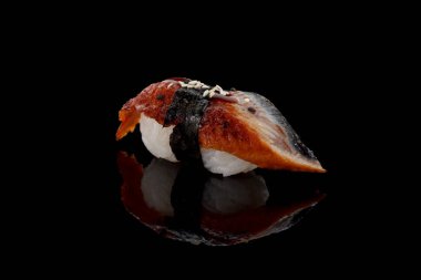 Japanse mutfağı. Suşi nigiri siyah bir tablo.