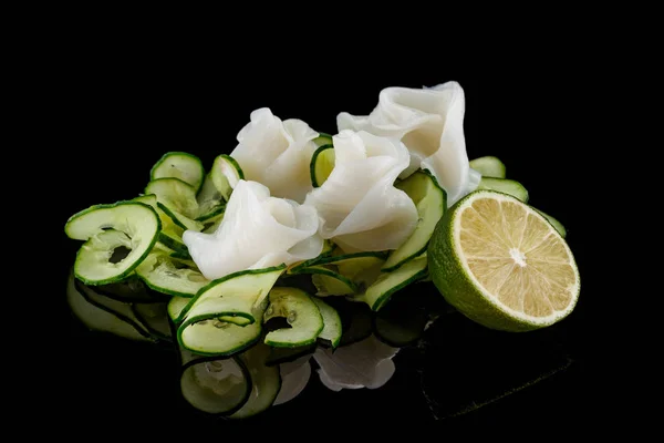 Sushi perca sobre fondo negro . — Foto de Stock