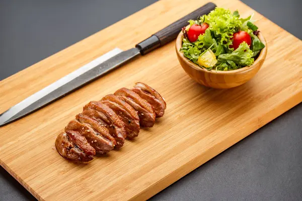 Утка мясо на деревянной доске . — стоковое фото