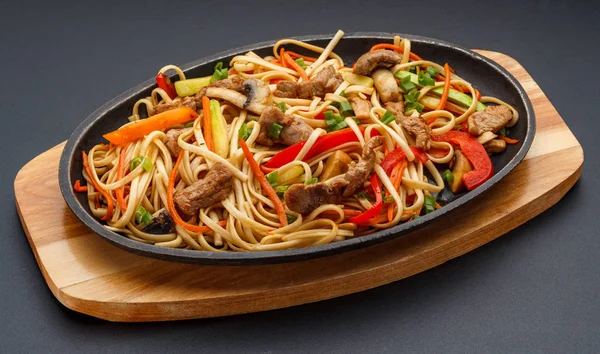 Comida asiática. Fideos caseros con carne y verduras . —  Fotos de Stock