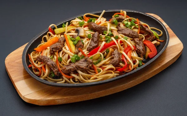 Comida asiática. Fideos caseros con carne y verduras . —  Fotos de Stock