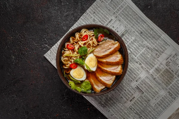 Sopa de ramen sobre fondo oscuro . —  Fotos de Stock