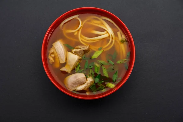 Asiatisk suppe over mørk baggrund . - Stock-foto