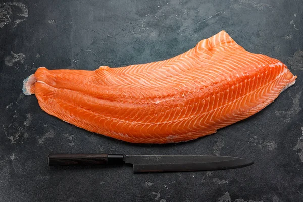 Филе лосося на темно-бетонном фоне — стоковое фото