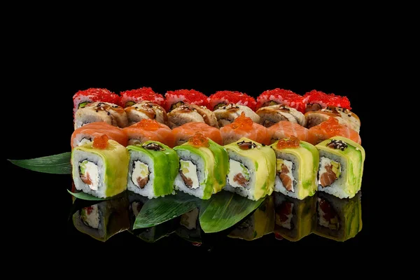 Cocina japonesa. Set de sushi sobre fondo oscuro . —  Fotos de Stock