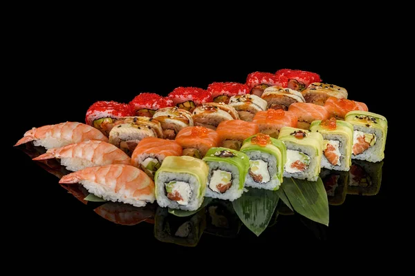 Dania kuchni japońskiej. Zestaw na ciemnym tle Sushi. — Zdjęcie stockowe