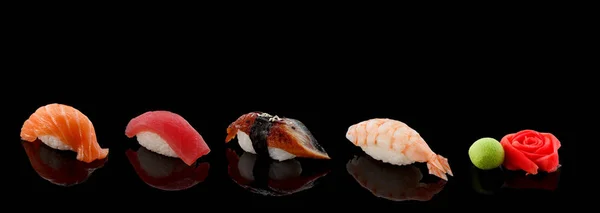 Sushi Ginger ve wasabi ile koyu arka plan üzerinde ayarla. — Stok fotoğraf