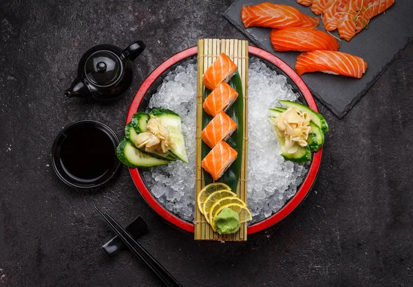 日本料理。寿司卷 (费城) 在冰上. — 图库照片