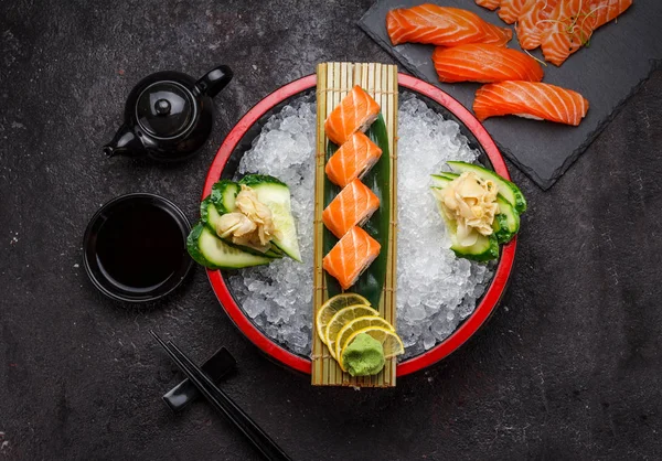 Japon mutfağı. Buz suşi roll (philadelphia).