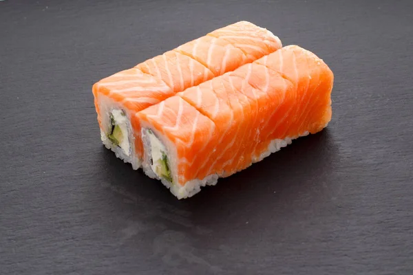 Cocina japonesa. Rollo de sushi (filadelfia) sobre fondo oscuro . —  Fotos de Stock