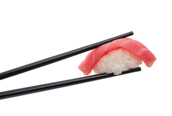 Japanische Küche. Sushi Nigiri in Essstäbchen isoliert auf weißem Hintergrund. — Stockfoto