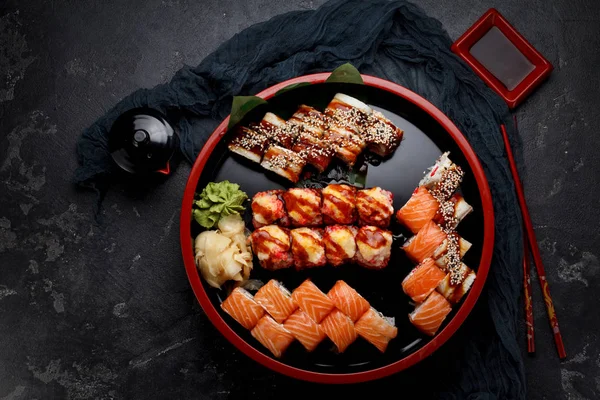 Japanska köket. Sushi över mörk bakgrund. — Stockfoto