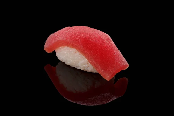 Japanse ételeket. Sushi nigiri sötét konkrét asztalon. — Stock Fotó