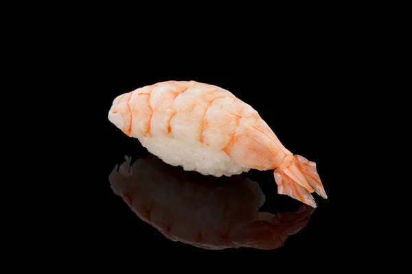 Dominerande japanska rätter. Nigiri sushi på ett svart bord. — Stockfoto