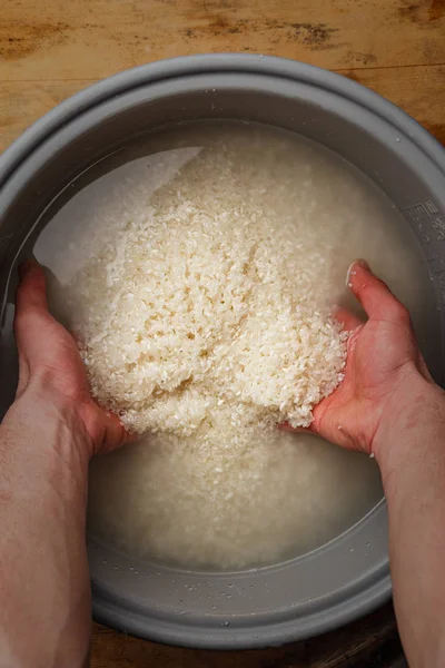 O cozinheiro está lavando o arroz para sushi . — Fotografia de Stock