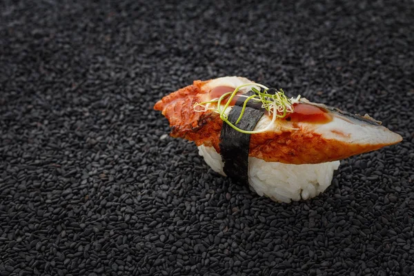 Cuisine japonaise. Aelle sushi nigiri sur un fond de sésame . — Photo