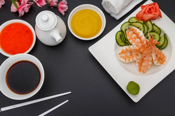 Japanska köket. Sushi med sojasås. — Stockfoto