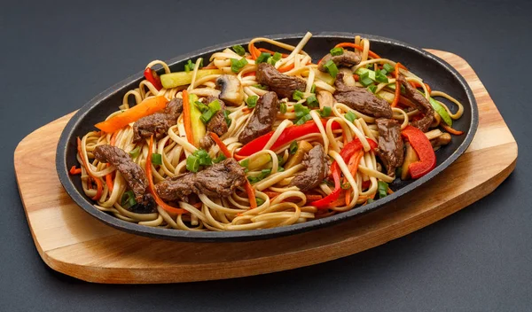 Ασιατικά τρόφιμα. Σπιτικά noodles με κρέας και λαχανικά. Εικόνα Αρχείου
