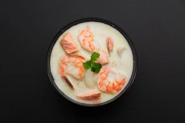 Soupe Tom kha aux fruits de mer sur fond sombre . Images De Stock Libres De Droits