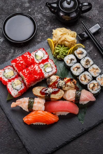 Japanse keuken. Sushi via donkere achtergrond instellen. Stockfoto